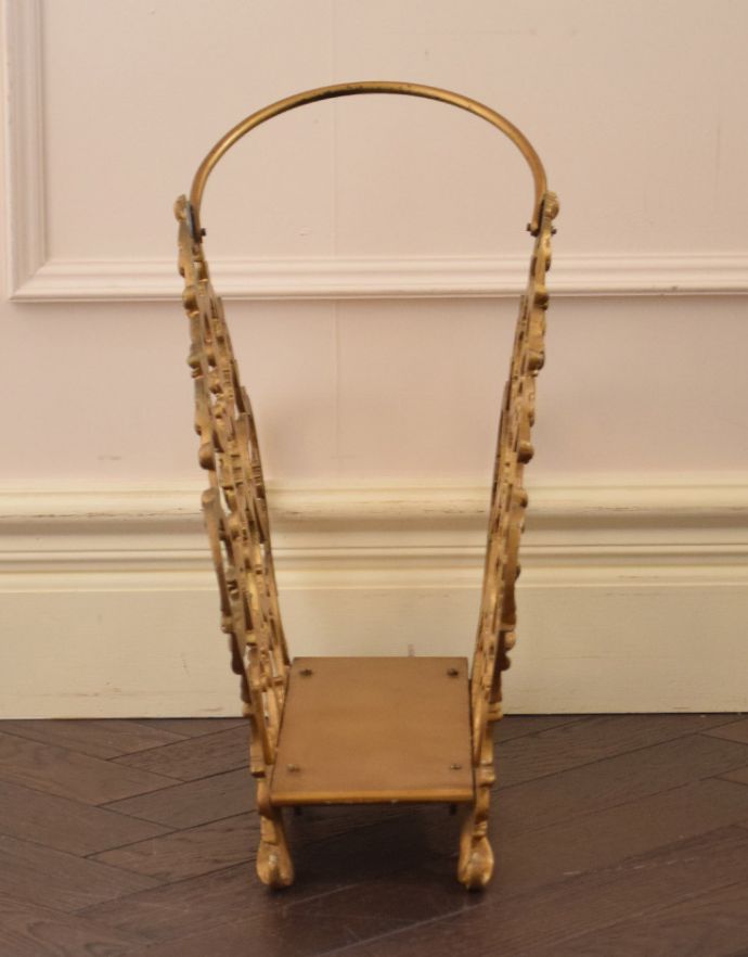 マガジンラック　アンティーク家具　エレガントなフランスデザインが華やか、アンティークマガジンラック。アンティークは新品ではないので、経年変化によるキズはありますが、専門の職人によって目立たないようにキレイにお直しをしています。(d-1175-f)