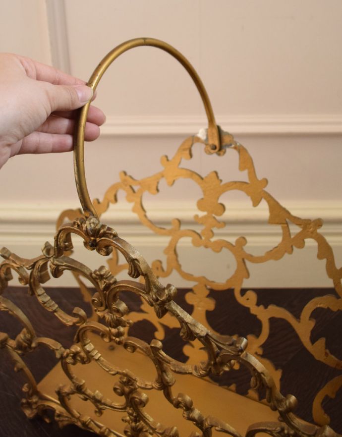 マガジンラック　アンティーク家具　エレガントなフランスデザインが華やか、アンティークマガジンラック。持ち運びも楽なので、使いたいところで使ってくださいね。(d-1175-f)