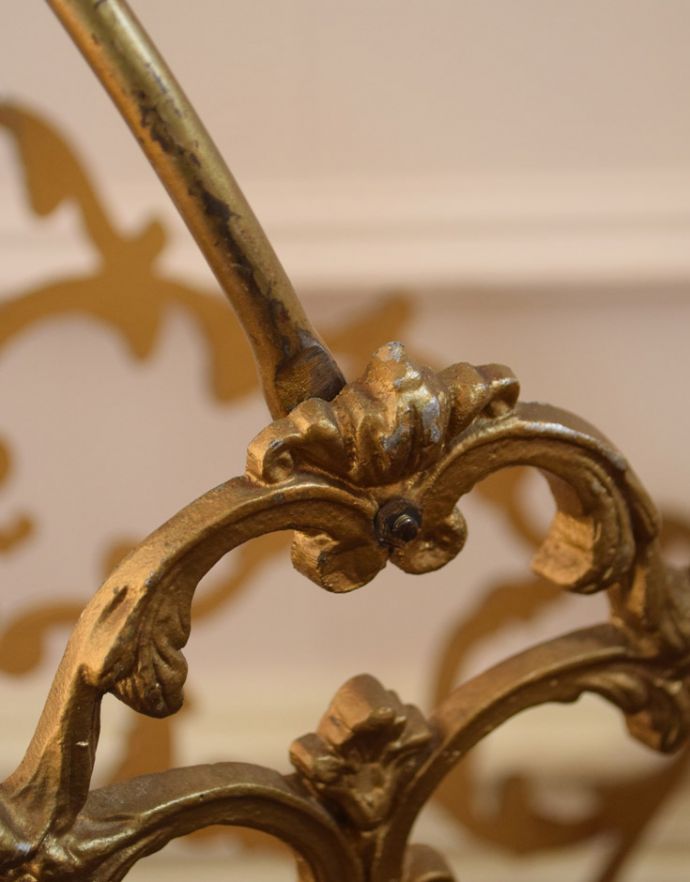 マガジンラック　アンティーク家具　エレガントなフランスデザインが華やか、アンティークマガジンラック。ちょっとしたアクセントの工夫が女子心をくすぐります。(d-1175-f)