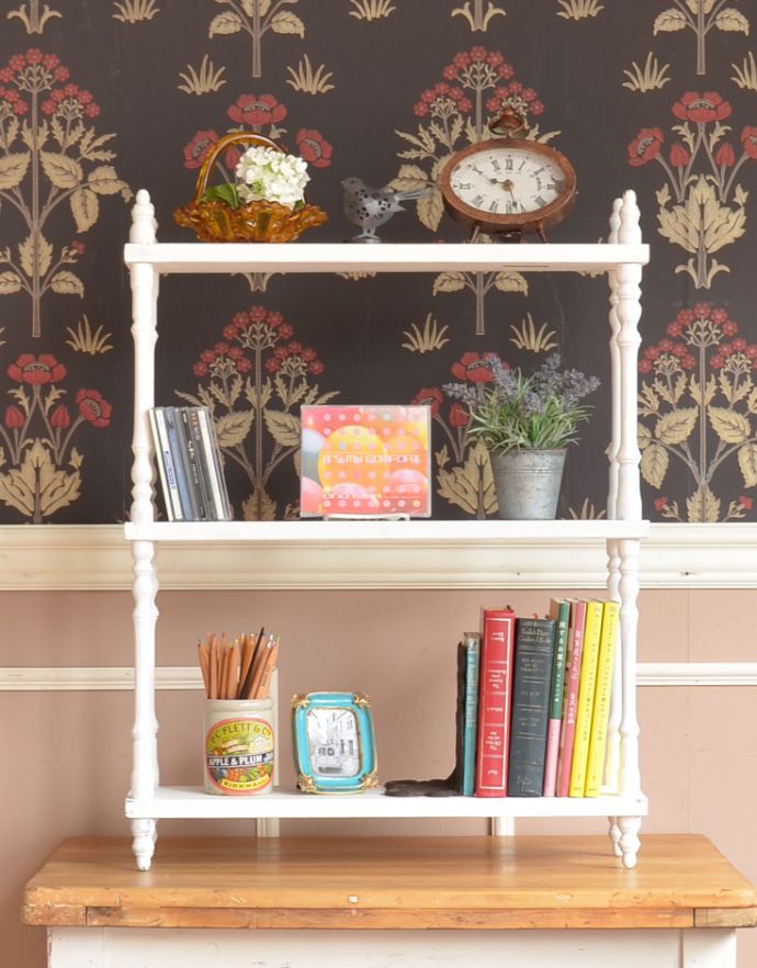 ウォールシェルフ・ウォールハンガー アンティーク家具 フランスから届いたペイント仕上げのアンティークウォールシェルフ。アンティークのペイントの風合いをお楽しみください。(d-1176-f)