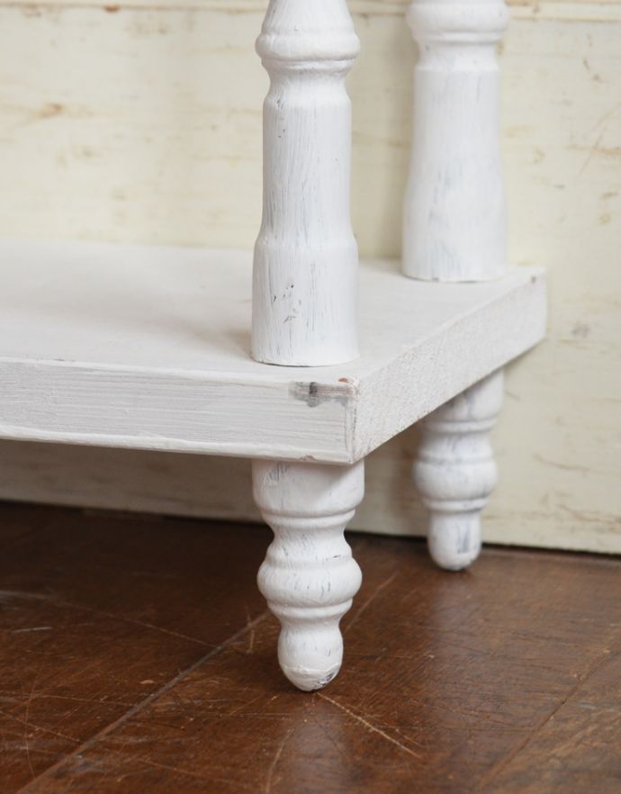 ウォールシェルフ・ウォールハンガー アンティーク家具 フランスから届いたペイント仕上げのアンティークウォールシェルフ。安定感のある脚です。(d-1176-f)