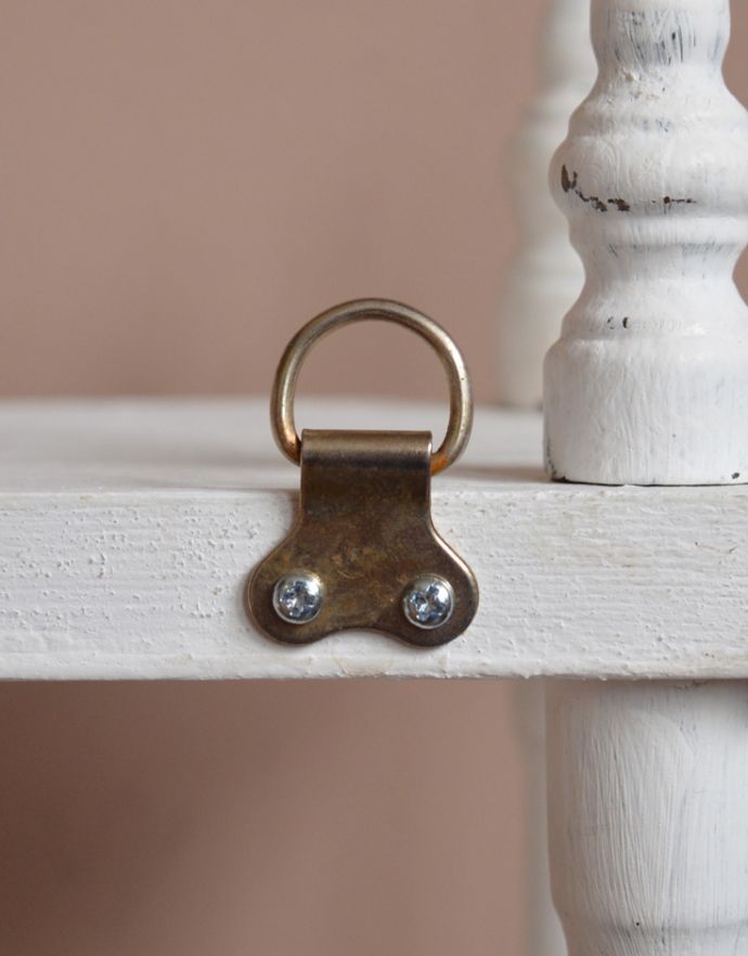 ウォールシェルフ・ウォールハンガー アンティーク家具 フランスから届いたペイント仕上げのアンティークウォールシェルフ。写真のような金具が2ヶ所にあります。(d-1176-f)