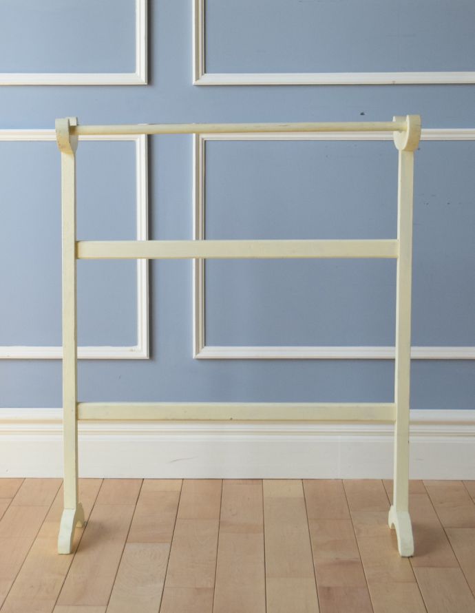 タオルハンガー　アンティーク家具　めずらしいガラスのバーが付いたおしゃれなペイントのアンティークタオルハンガー。お部屋に馴染むホワイト色のタオルハンガーです。(d-1177-f)