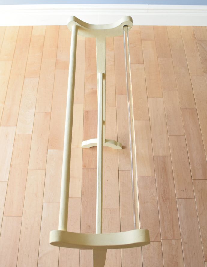 タオルハンガー　アンティーク家具　めずらしいガラスのバーが付いたおしゃれなペイントのアンティークタオルハンガー。アンティークのタオルハンガーがは、見た目はもちろん、使いやすいシンプルな造りが特徴です。(d-1177-f)