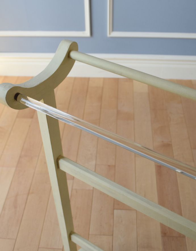 タオルハンガー　アンティーク家具　めずらしいガラスのバーが付いたおしゃれなペイントのアンティークタオルハンガー。アンティークは新品ではないので、経年変化によるキズはありますが、専門の職人によって目立たないようにキレイにお直しをしています。(d-1177-f)