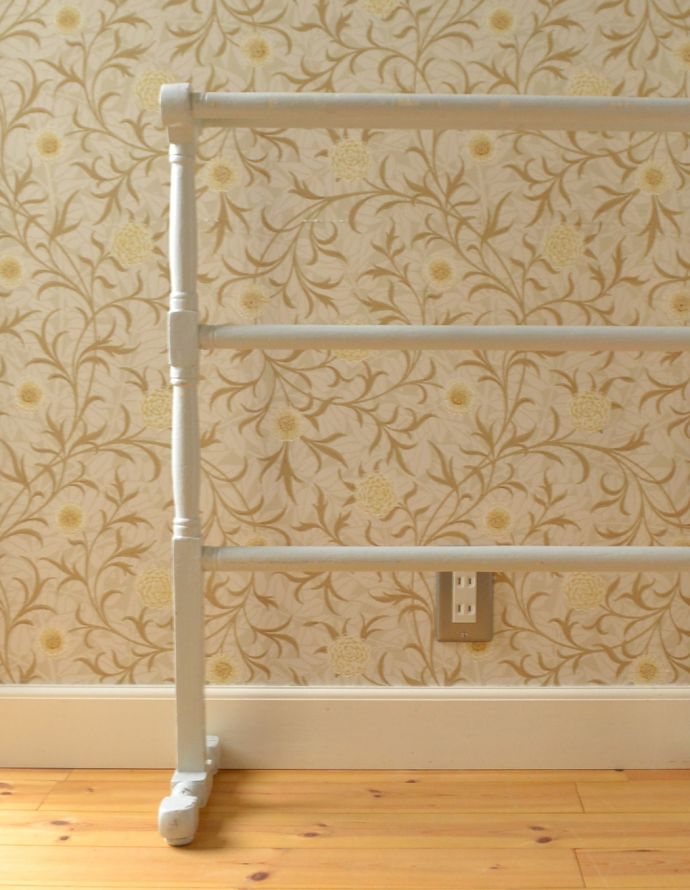 めずらしい家具　アンティーク家具　ペイント仕上げのアンティーク雑貨、素敵なタオルレイル（タオルハンガー）。手拭きやフェイスタオルなどを掛けて実用的にお楽しみ頂けます。(d-1178-f)