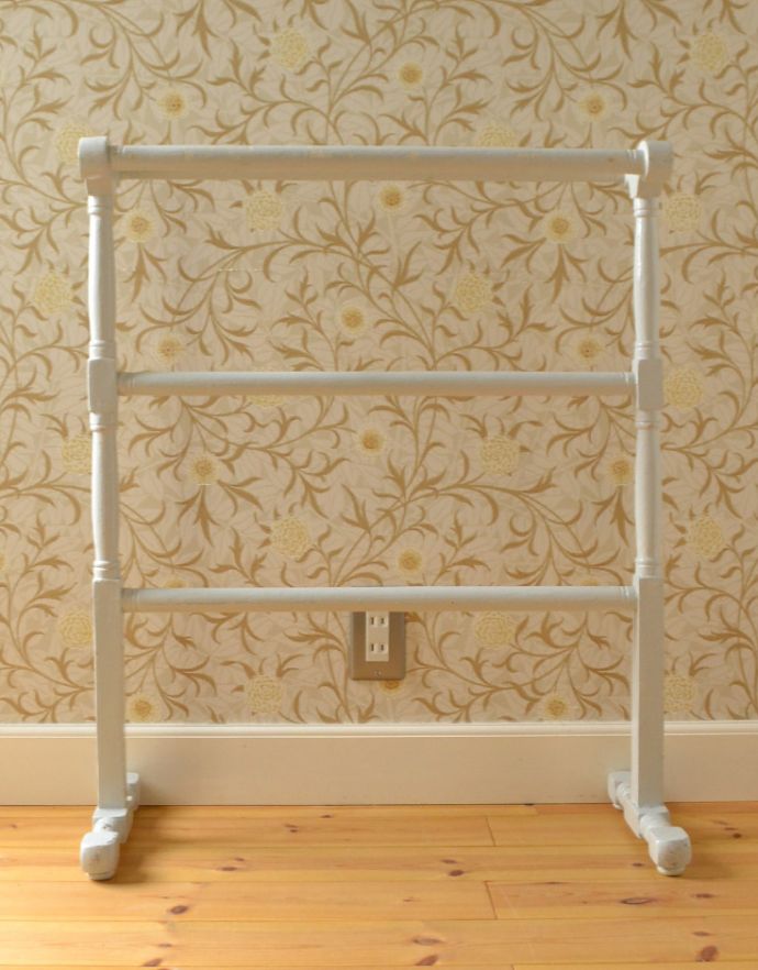 めずらしい家具　アンティーク家具　ペイント仕上げのアンティーク雑貨、素敵なタオルレイル（タオルハンガー）。可愛くって使いやすいタオルハンガーが久々にやってきました！バーは4本付いています。(d-1178-f)