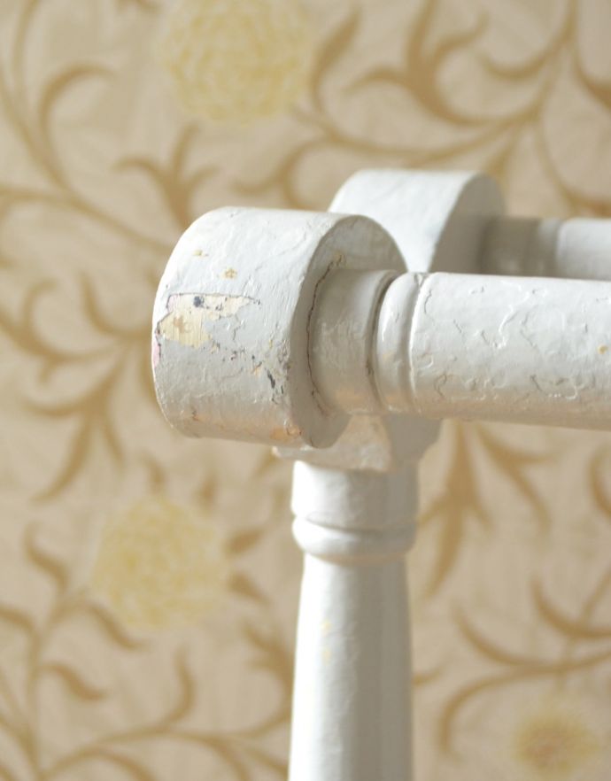 めずらしい家具　アンティーク家具　ペイント仕上げのアンティーク雑貨、素敵なタオルレイル（タオルハンガー）。トップサイドは丸いデザインになっています。(d-1178-f)