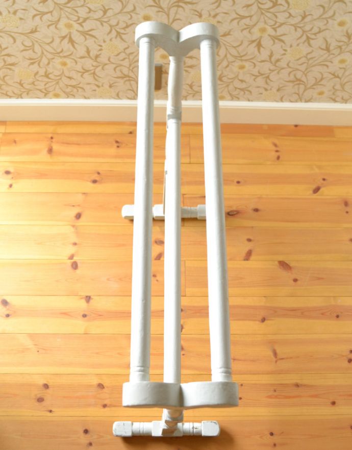 めずらしい家具　アンティーク家具　ペイント仕上げのアンティーク雑貨、素敵なタオルレイル（タオルハンガー）。上から見るとこんな感じです。(d-1178-f)