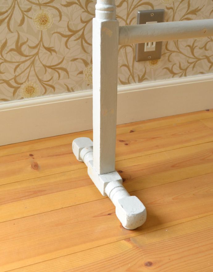 めずらしい家具　アンティーク家具　ペイント仕上げのアンティーク雑貨、素敵なタオルレイル（タオルハンガー）。きちんとお直ししているので、しっかりとした安定感があります。(d-1178-f)