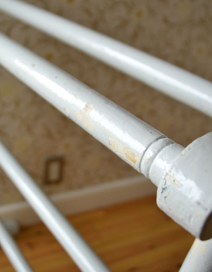 めずらしい家具　アンティーク家具　ペイント仕上げのアンティーク雑貨、素敵なタオルレイル（タオルハンガー）。アンティークは新品ではないので、経年変化によるキズはありますが、専門の職人によって目立たないようにキレイにお直しをしています。(d-1178-f)