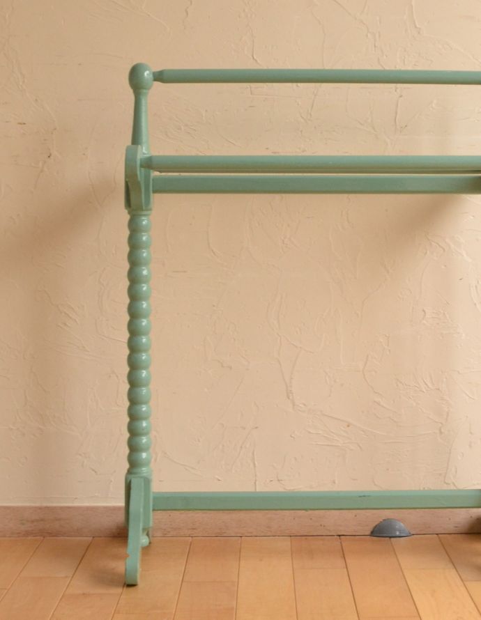 めずらしい家具　アンティーク家具　色もかたちもお洒落なペイントのアンティークタオルハンガー（タオルレイル）。手拭きやフェイスタオルなどを掛けて実用的にお楽しみ頂けます。(d-1179-f)