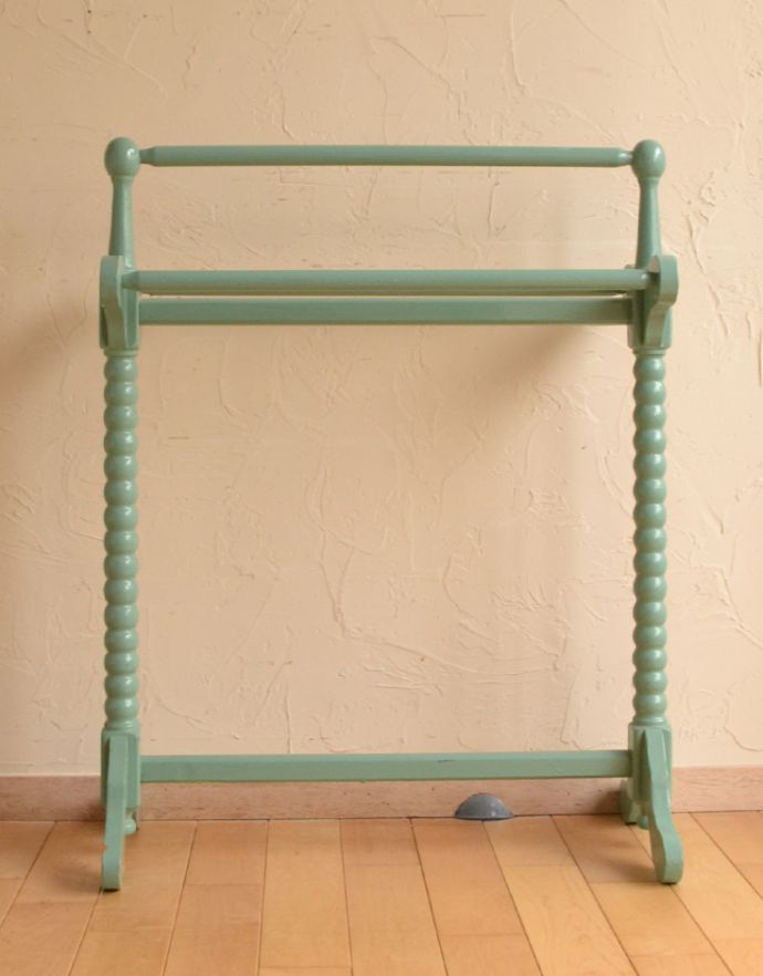 めずらしい家具　アンティーク家具　色もかたちもお洒落なペイントのアンティークタオルハンガー（タオルレイル）。可愛くって使いやすいタオルハンガーが久々にやってきました！バーは4本付いています。(d-1179-f)