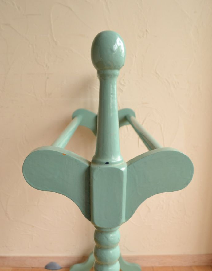 めずらしい家具　アンティーク家具　色もかたちもお洒落なペイントのアンティークタオルハンガー（タオルレイル）。サイドトップは丸くて可愛いデザインになっています！。(d-1179-f)