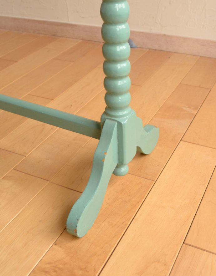 めずらしい家具　アンティーク家具　色もかたちもお洒落なペイントのアンティークタオルハンガー（タオルレイル）。きちんとお直ししているので、しっかりとした安定感があります。(d-1179-f)