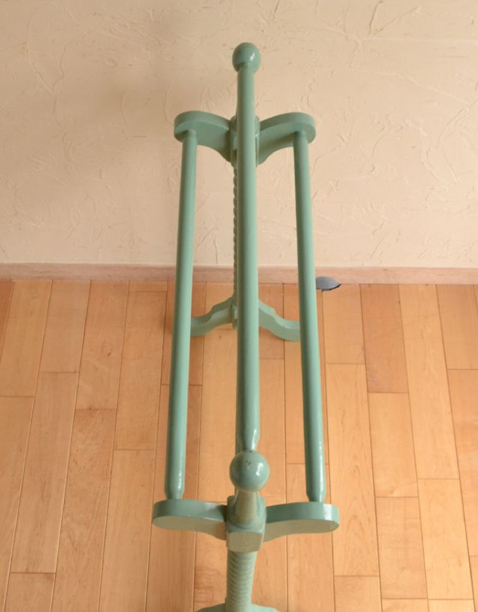 めずらしい家具　アンティーク家具　色もかたちもお洒落なペイントのアンティークタオルハンガー（タオルレイル）。専門の職人によってお直ししていますが、アンティークは新品ではありません。(d-1179-f)