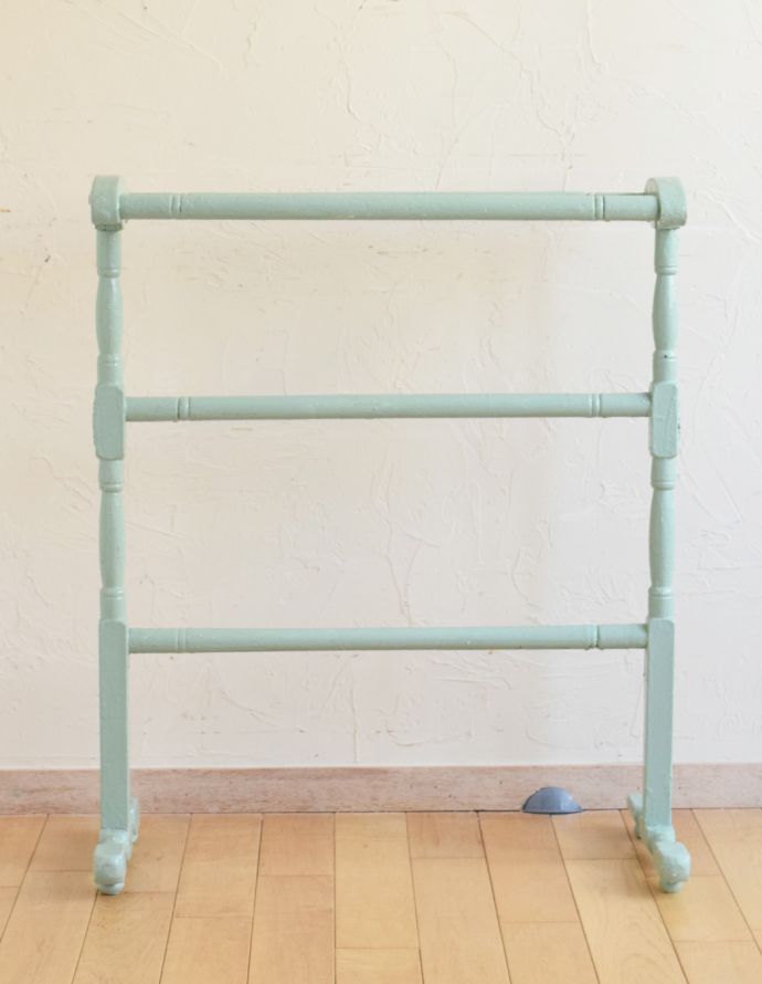 めずらしい家具　アンティーク家具　洗面やパントリーで使えるアンティーク家具、タオルハンガー（タオルレイル）。手拭きやフェイスタオルなどを掛けて実用的にお楽しみ頂けます。(d-1180-f)