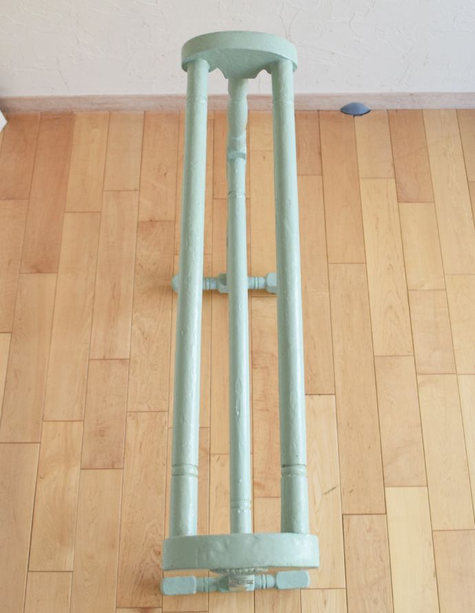 めずらしい家具　アンティーク家具　洗面やパントリーで使えるアンティーク家具、タオルハンガー（タオルレイル）。アンティークのタオルハンガーがは、見た目はもちろん、使いやすいシンプルな造りが特徴です。(d-1180-f)