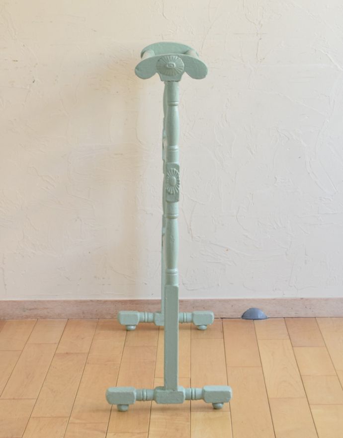 めずらしい家具　アンティーク家具　洗面やパントリーで使えるアンティーク家具、タオルハンガー（タオルレイル）。洋書のバスルームで見るようなタオルハンガー。(d-1180-f)