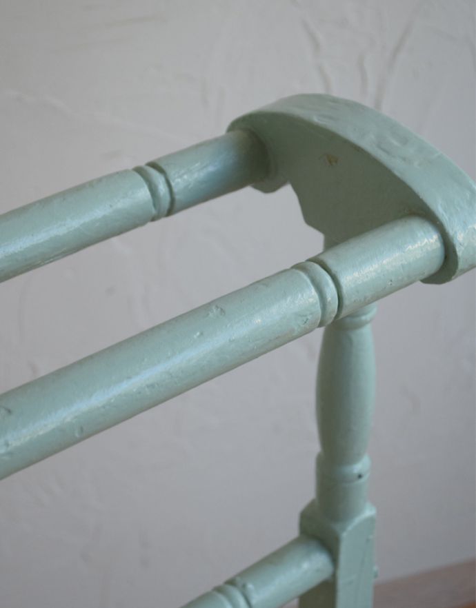 めずらしい家具　アンティーク家具　洗面やパントリーで使えるアンティーク家具、タオルハンガー（タオルレイル）。アンティークは新品ではないので、経年変化によるキズはありますが、専門の職人によって目立たないようにキレイにお直しをしています。(d-1180-f)