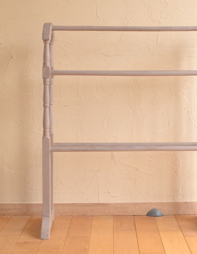 めずらしい家具　アンティーク家具　色もかたちもお洒落なペイント仕上げのアンティークタオルハンガー（タオルレイル）。手拭きやフェイスタオルなどを掛けて実用的にお楽しみ頂けます。(d-1181-f)