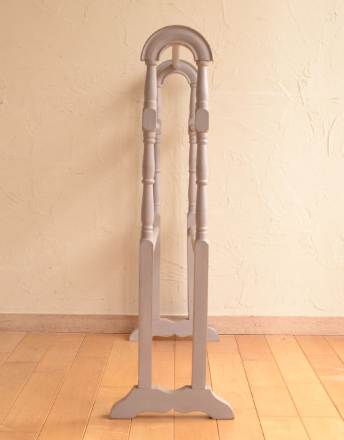 めずらしい家具　アンティーク家具　色もかたちもお洒落なペイント仕上げのアンティークタオルハンガー（タオルレイル）。洋書のバスルームで見るようなタオルハンガー。(d-1181-f)