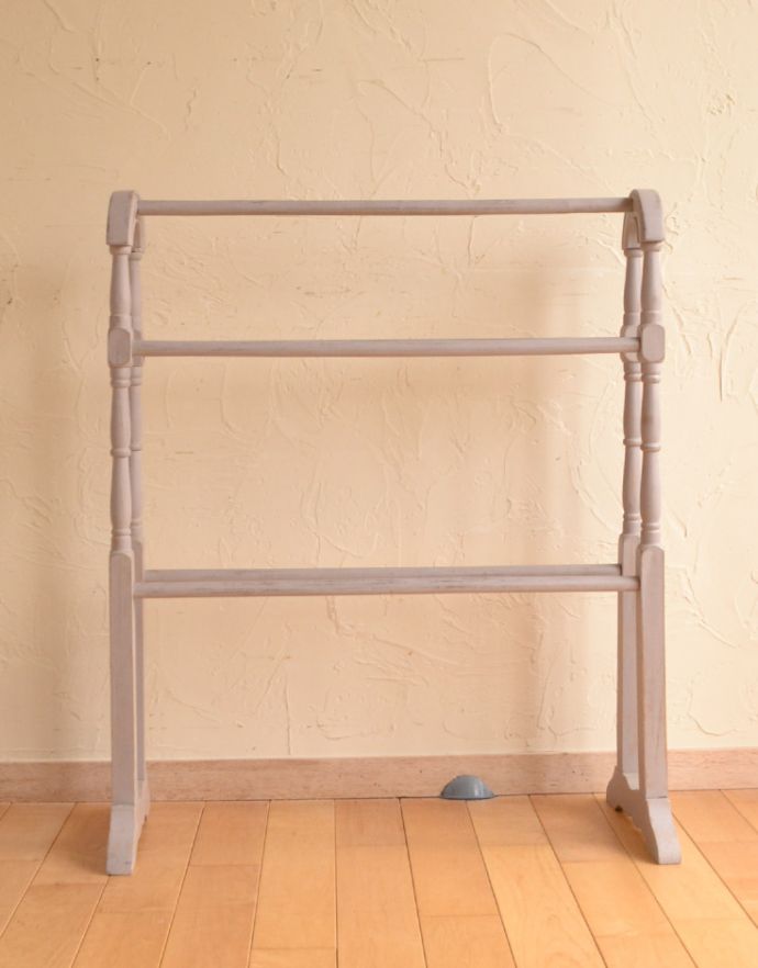 めずらしい家具　アンティーク家具　色もかたちもお洒落なペイント仕上げのアンティークタオルハンガー（タオルレイル）。可愛くって使いやすいタオルハンガーが久々にやってきました！バーは5本付いています。(d-1181-f)