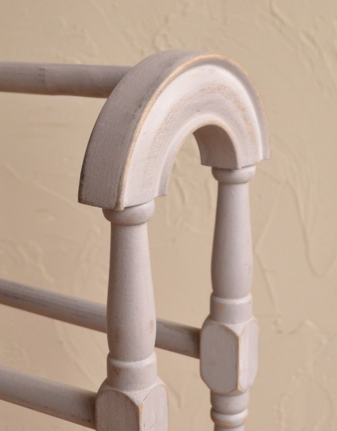 めずらしい家具　アンティーク家具　色もかたちもお洒落なペイント仕上げのアンティークタオルハンガー（タオルレイル）。トップはアーチ型になっています。(d-1181-f)