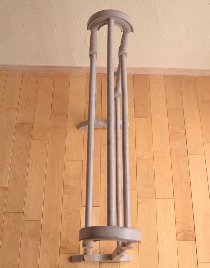 めずらしい家具　アンティーク家具　色もかたちもお洒落なペイント仕上げのアンティークタオルハンガー（タオルレイル）。上から見るとこんな感じです。(d-1181-f)