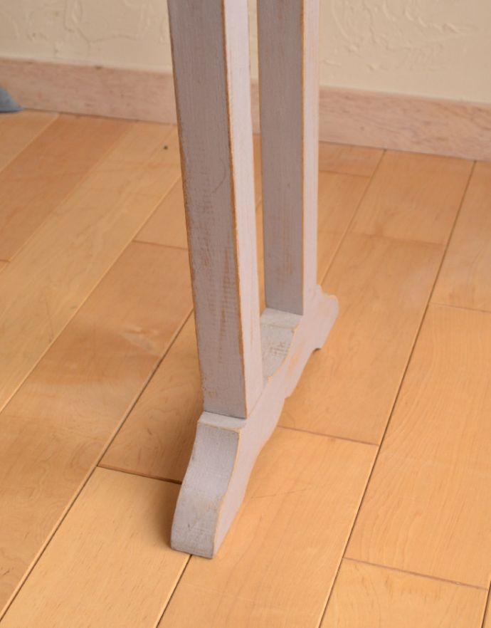 めずらしい家具　アンティーク家具　色もかたちもお洒落なペイント仕上げのアンティークタオルハンガー（タオルレイル）。きちんとお直ししているので、しっかりとした安定感があります。(d-1181-f)