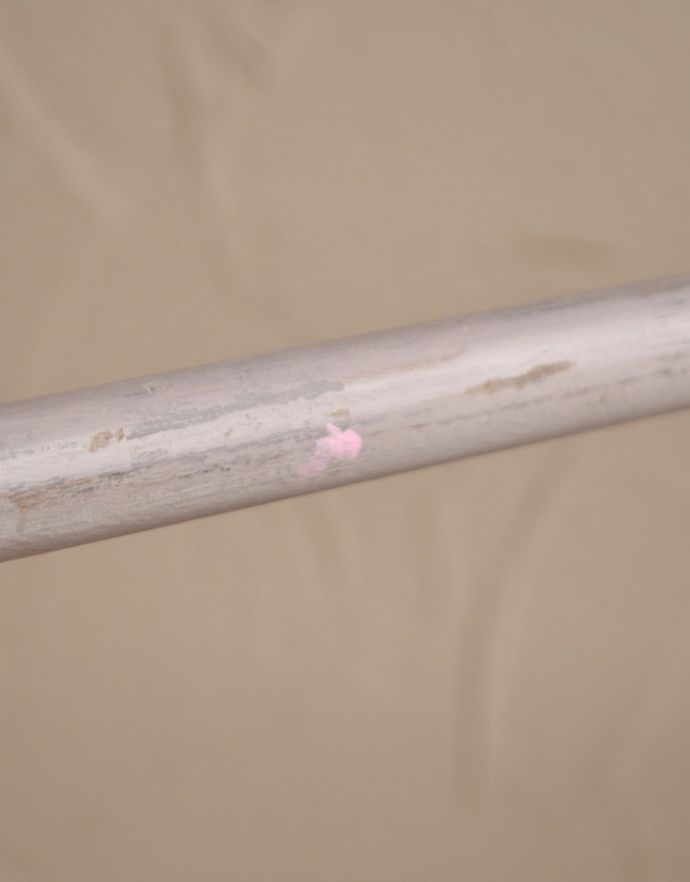 めずらしい家具　アンティーク家具　色もかたちもお洒落なペイント仕上げのアンティークタオルハンガー（タオルレイル）。専門の職人によってお直ししていますが、アンティークは新品ではありません。(d-1181-f)