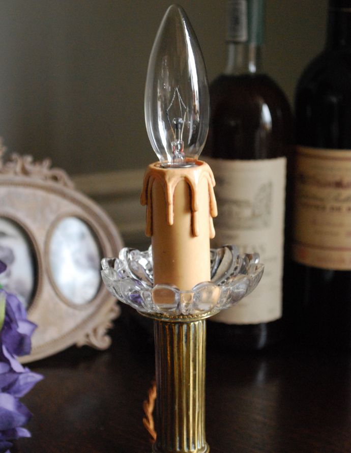 シャンデリア　照明・ライティング　フランスから届いたキャンドルホルダータイプのテーブルランプ。本物のキャンドルのように仕上げたデザインです。(d-1185-z)