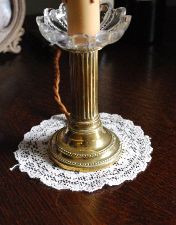 シャンデリア　照明・ライティング　フランスから届いたキャンドルホルダータイプのテーブルランプ。土台にも繊細で美しい装飾が付いています。(d-1185-z)