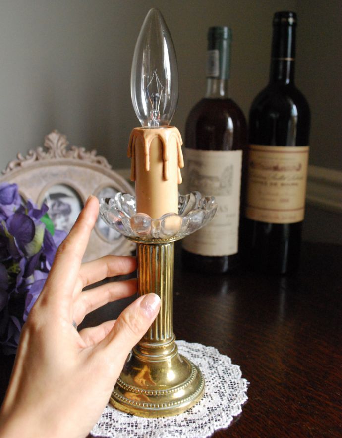 シャンデリア　照明・ライティング　フランスから届いたキャンドルホルダータイプのテーブルランプ。アンティークのため、ガラスには写真に映らない多少の欠け・傷がある場合がありますが、使用上問題はありませんので、ご了承下さい。(d-1185-z)