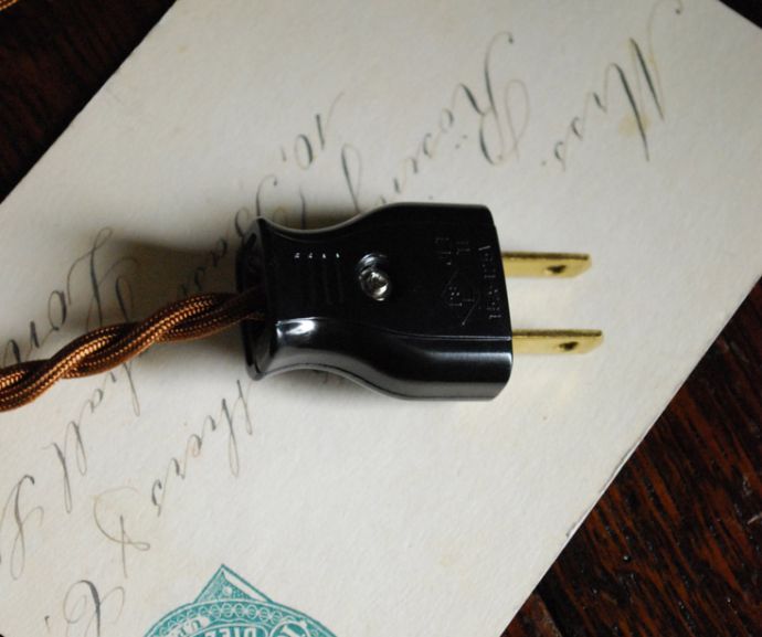 シャンデリア　照明・ライティング　フランスから届いたキャンドルホルダータイプのテーブルランプ。黒い色のコンセントです。(d-1185-z)