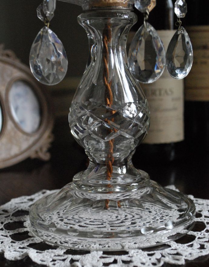 シャンデリア　照明・ライティング　ガラスパーツがきらきら輝く、アンティークテーブルシャンデリア。しっかりとした安定感があります。(d-1186-z)