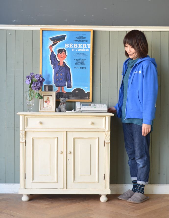 アンティークのキャビネット アンティーク家具 アンティークのペイント家具、フランスの香り漂うペイントのキャビネット(カウンター)。リビングでおもちゃや雑誌などの日用品を片付けたり、ダイニングで食器棚としていかがですか?とっても様になるので、リビングやキッチンの顔になってくれます!(モデルの身長は163cmです)【 全体 】幅89.5×奥行39×高さ84cm。(d-1187-f)