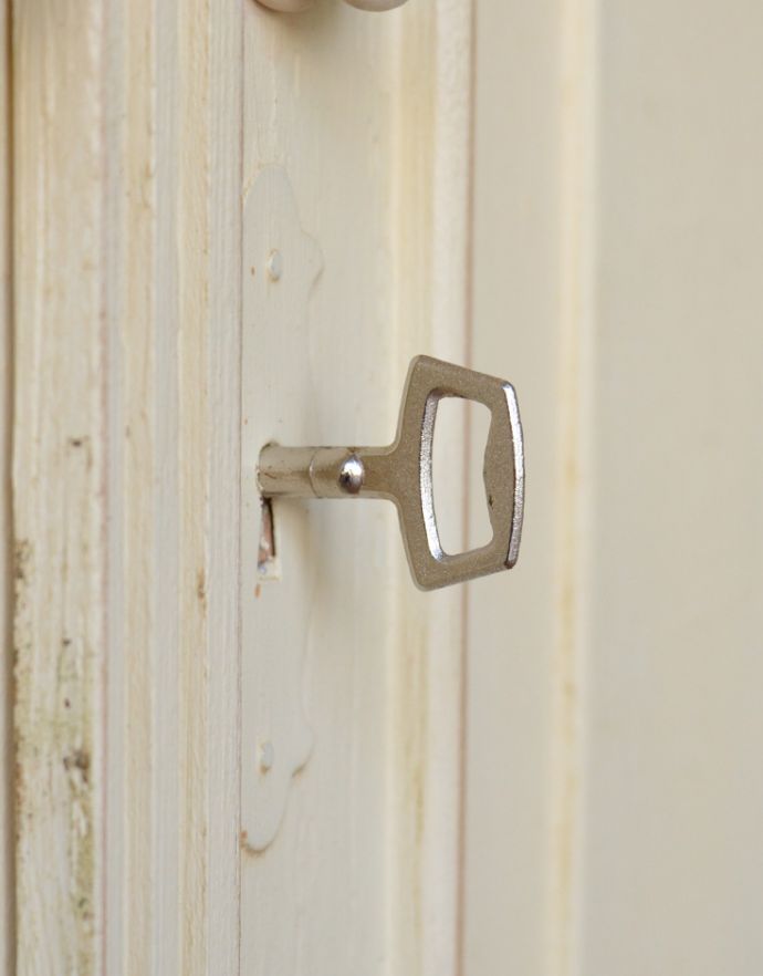 アンティークのキャビネット アンティーク家具 アンティークのペイント家具、フランスの香り漂うペイントのキャビネット(カウンター)。アンティークの鍵穴があります。(d-1187-f)