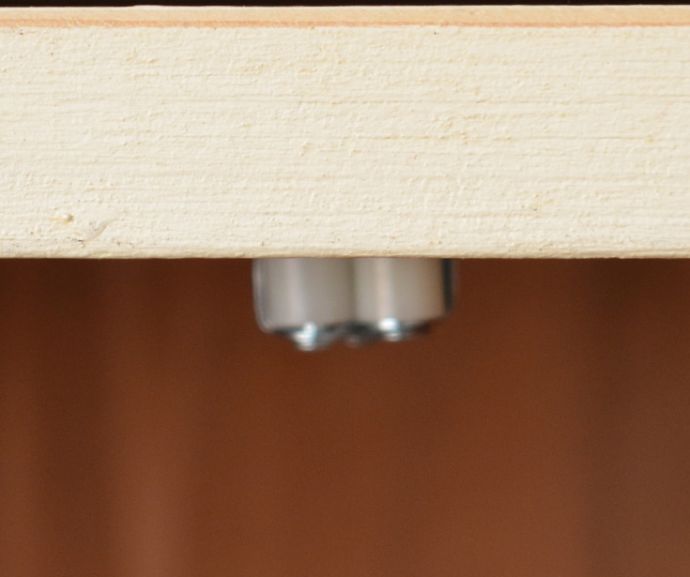 アンティークのキャビネット アンティーク家具 アンティークのペイント家具、フランスの香り漂うペイントのキャビネット(カウンター)。扉にはローラーキャッチャーが付いているので、開け閉めはスムーズです。(d-1187-f)