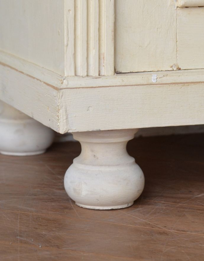 アンティークのキャビネット アンティーク家具 アンティークのペイント家具、フランスの香り漂うペイントのキャビネット(カウンター)。玉ねぎ形の脚。(d-1187-f)