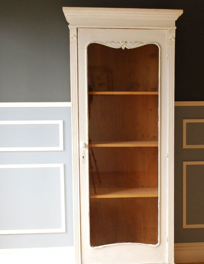 アンティークのキャビネット　アンティーク家具　装飾が可愛いアンティーク家具、ペイントのフレンチガラスキャビネット。貴重なアンティークのガラスが残っていました。(d-1188-f)