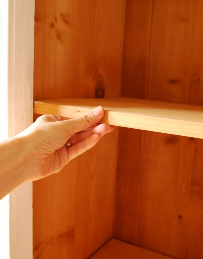 アンティークのキャビネット　アンティーク家具　装飾が可愛いアンティーク家具、ペイントのフレンチガラスキャビネット。棚板があるので、整理整頓がしやすいですよ。(d-1188-f)