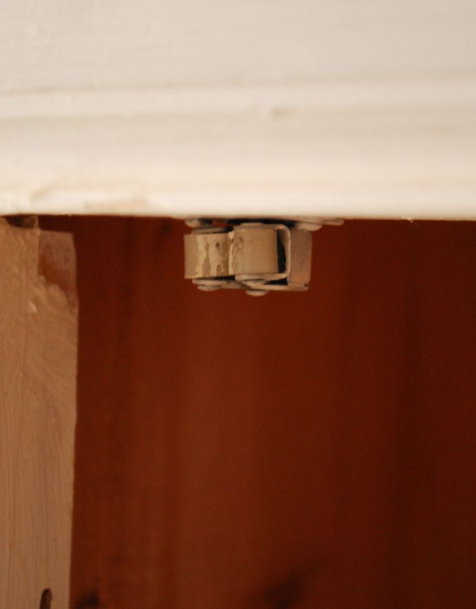 アンティークのキャビネット　アンティーク家具　装飾が可愛いアンティーク家具、ペイントのフレンチガラスキャビネット。扉にはローラーキャッチャーが付いているので、開け閉めがスムーズです。(d-1188-f)