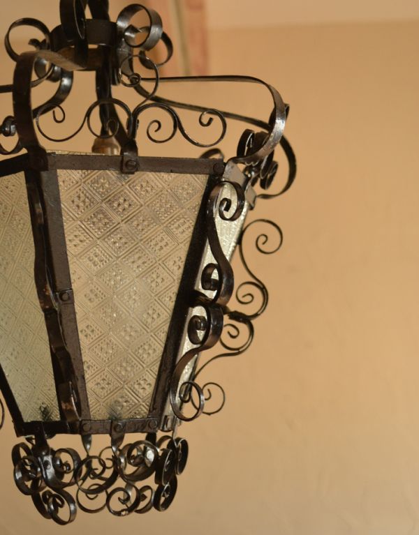 ペンダントライト 照明・ライティング アイアンのデザインがお洒落なアンティークランプ 1灯タイプ。ガラスも当時のもの。(d-1188-z)