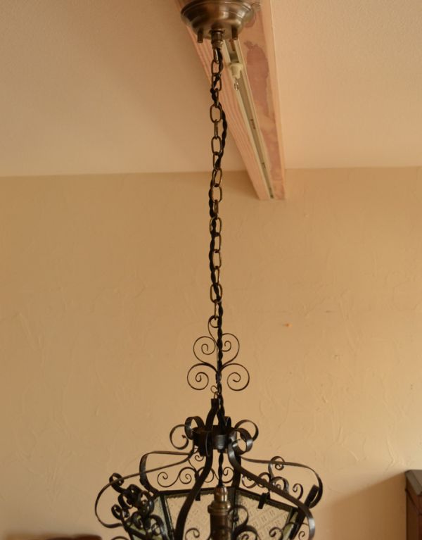 ペンダントライト 照明・ライティング アイアンのデザインがお洒落なアンティークランプ 1灯タイプ。引っ掛けシーリングのタイプに加工してお届けしますので、リビングやダイニングテーブルの上などお好きな場所に簡単に取り付けてみてください。(d-1188-z)