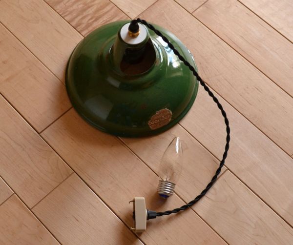 アンティークの照明 照明・ライティング アンティークのホーローペンダントライト。シェード、コード、電球1個、全てセットでお届けするので、 届いてすぐに取り付けられます。(d-1189-z)