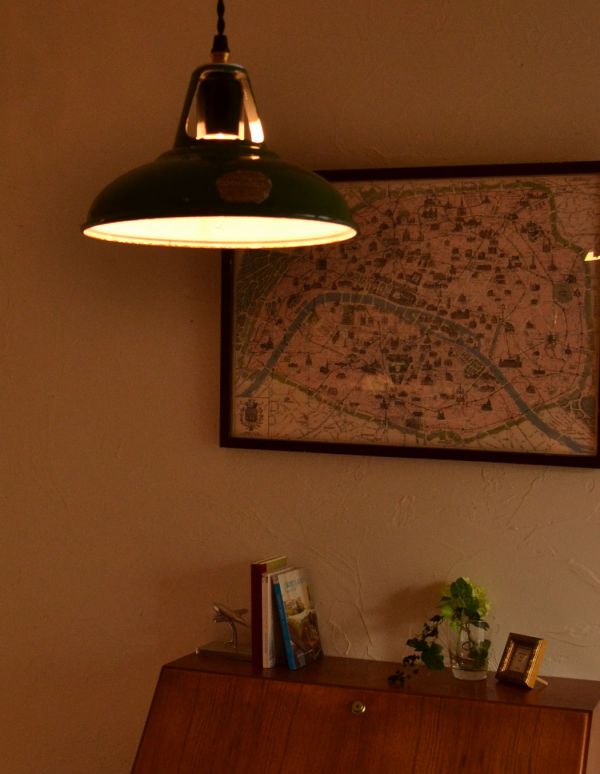 アンティークの照明 照明・ライティング アンティークのホーローペンダントライト。ホーローの優しい雰囲気に癒されるので、毎日、夜がくるのが楽しくなります。(d-1189-z)