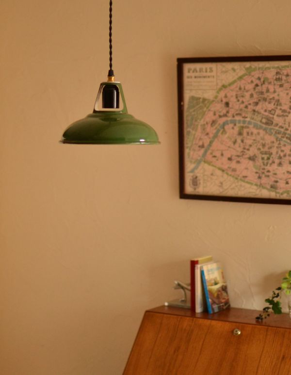 アンティークの照明 照明・ライティング アンティークのホーローペンダントライト。北欧インテリア、カフェスタイルのお部屋にもオススメのホーローランプです。(d-1189-z)
