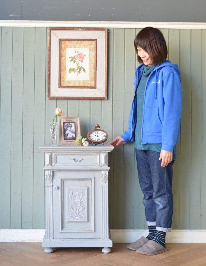 アンティークのキャビネット　アンティーク家具　フランスからやってきた美しい彫、アンティークのスモールキャビネット。とっても可愛いキャビネット。(d-1190-f)