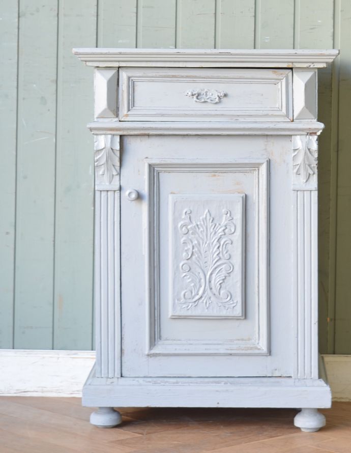 アンティークのキャビネット　アンティーク家具　フランスからやってきた美しい彫、アンティークのスモールキャビネット。お部屋にフランスの香りをプラスしてくれます。(d-1190-f)